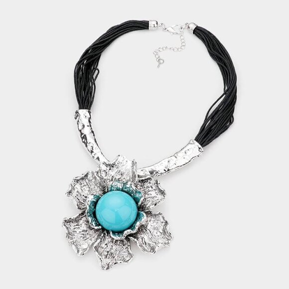 NWT Turquoise Antique Silver Metal Flower Pendant Faux Leather Necklace Set - Picture 1 of 11